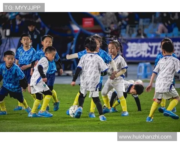 两小哥精彩模仿足球明星技艺引发热议展现青春活力与梦想追逐